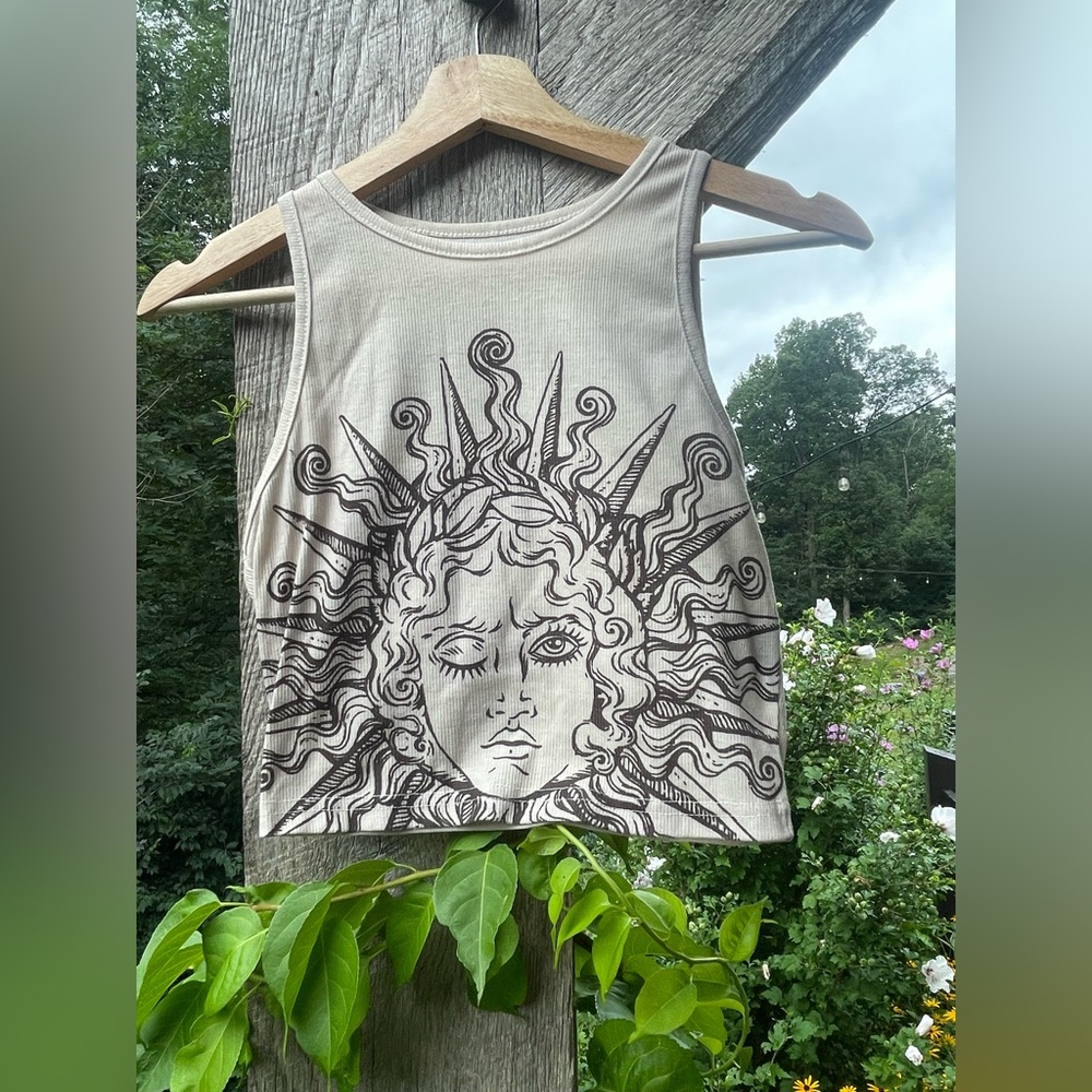 Graphic Cropped Tank Top - Picture 5 of 7